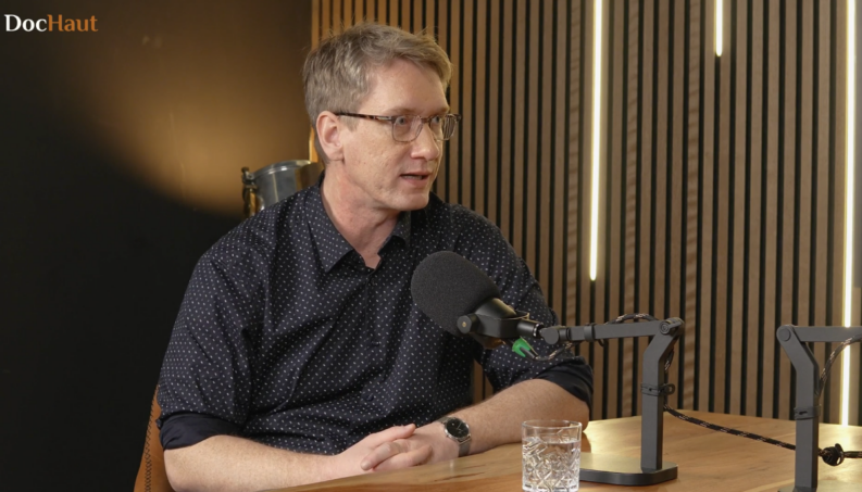 Der Akne inversa-Patient Martin Reinhold während der Aufzeichnung des Video-Podcasts
